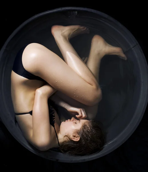 Mulher enrolado em uma posição fetal Imagem De Stock