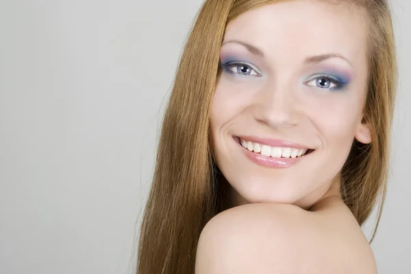 Uśmiechnięta kobieta z niebieskimi oczami — Zdjęcie stockowe