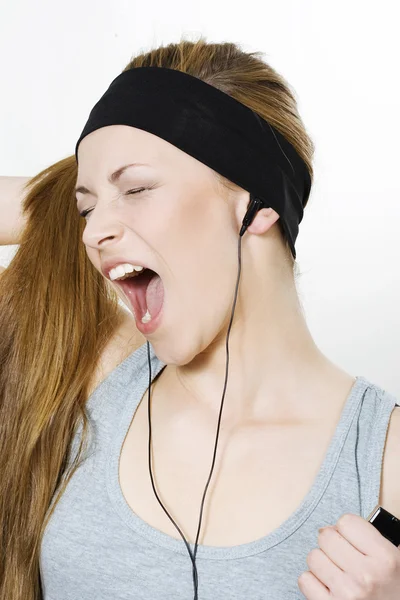 Young woman singing — Stock Photo, Image
