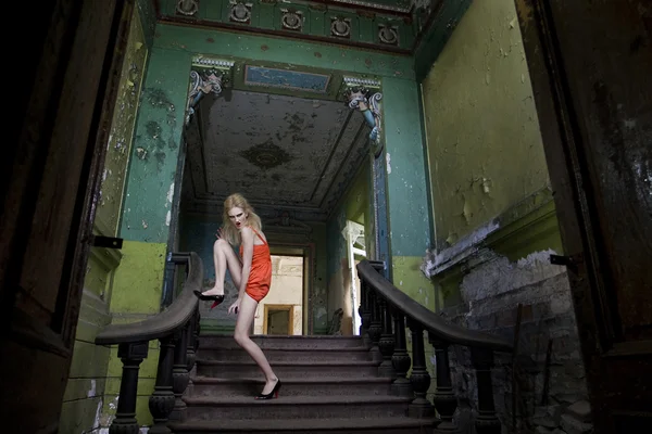 Modelo posando na escada — Fotografia de Stock