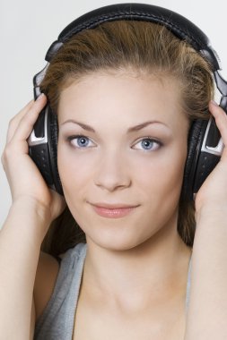 Müzik dinleyen kız