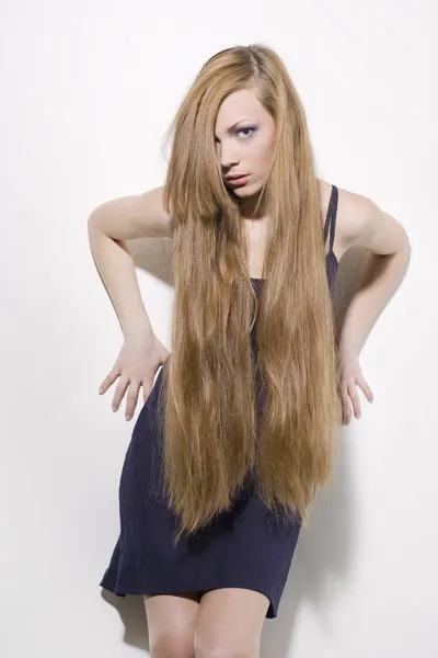 Fille aux cheveux longs — Photo