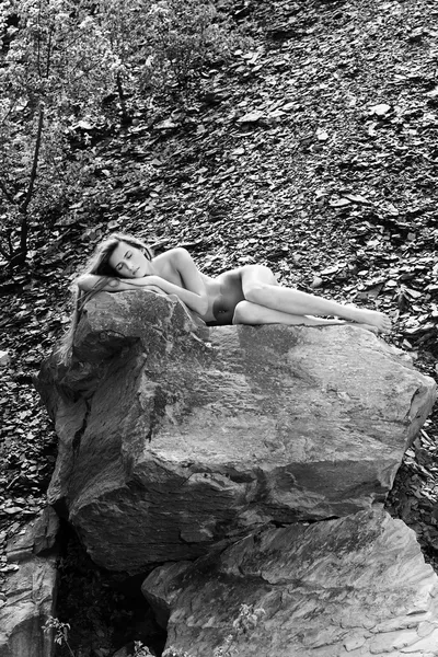 Mujer desnuda en la naturaleza — Foto de Stock