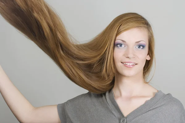 Νεαρή γυναίκα με μαλλιά που φέρουν — Φωτογραφία Αρχείου