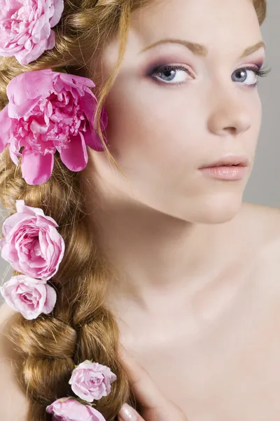 Vrouw met bloemen in het haar — Stockfoto