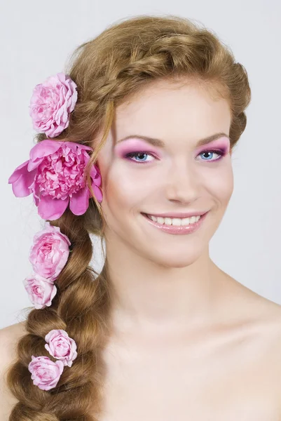 Mulher com rosas no cabelo — Fotografia de Stock