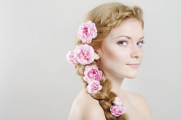 Mujer con trenzas y rosas en el cabello — Foto de Stock