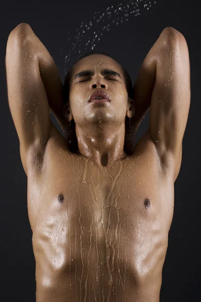 男子享受淋浴 — 图库照片