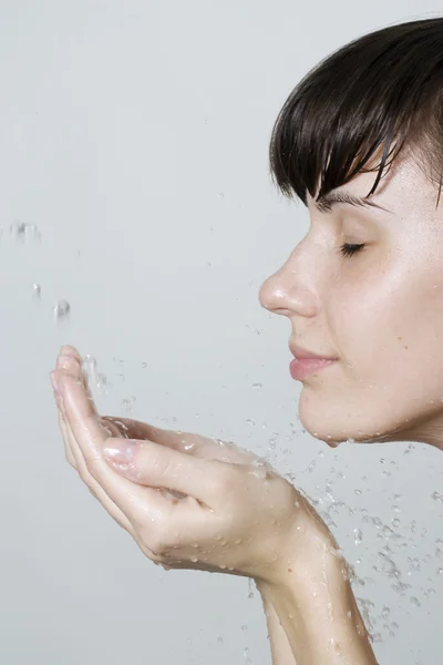 Žena si myje obličej — Stock fotografie