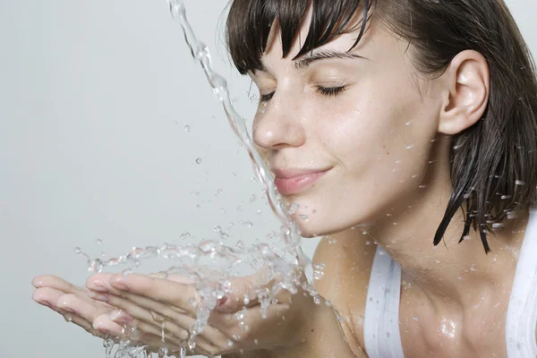 Kvinnan tvättar ansiktet — Stockfoto