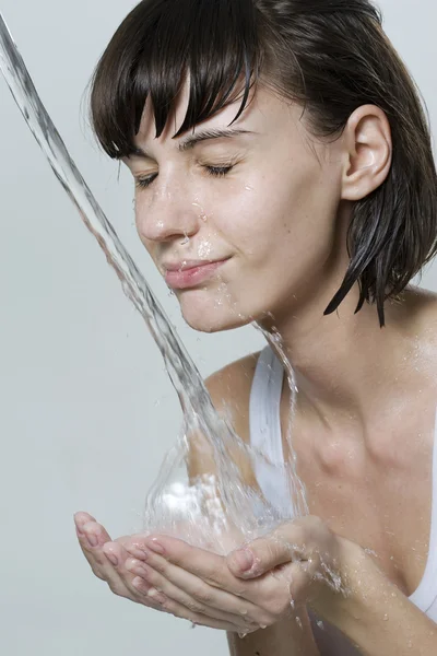Mujer lavándose la cara —  Fotos de Stock