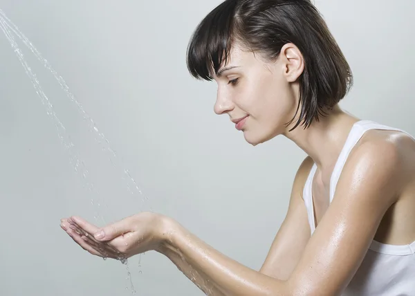 Mulher lavando o rosto — Fotografia de Stock