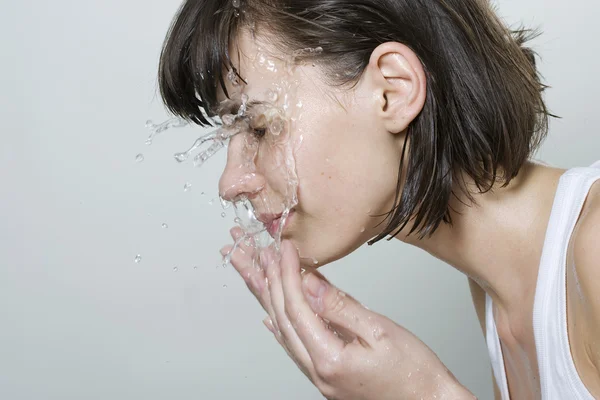 Kobieta myjąca twarz — Zdjęcie stockowe