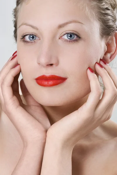 Foto de uma mulher bonita com lábios vermelhos — Fotografia de Stock