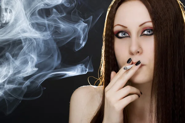 若い女性の喫煙 — ストック写真
