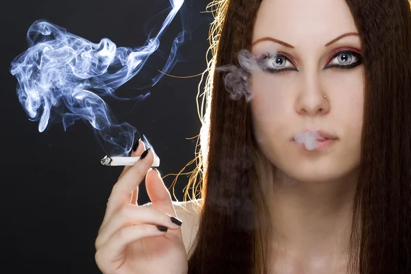 年轻妇女吸烟 — 图库照片