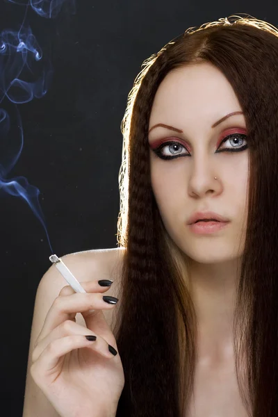 Ung kvinna rökning — Stockfoto