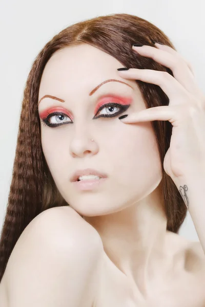Frau mit schwarzem Nagellack und dunklem Make-up — Stockfoto