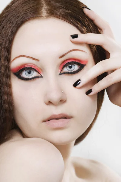 Vrouw met zwarte nagellak en donkere make-up — Stockfoto