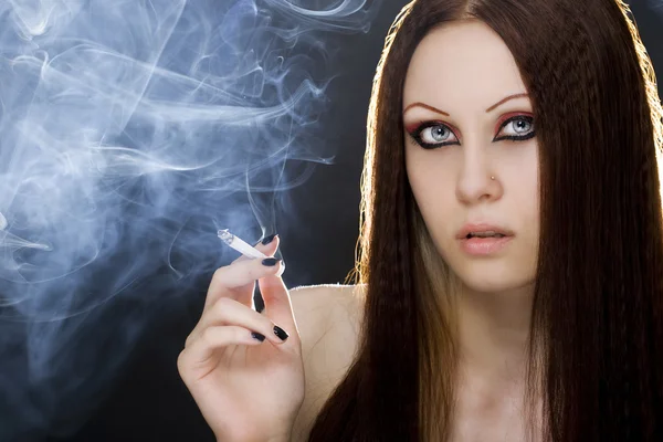 Молодая женщина курит — стоковое фото
