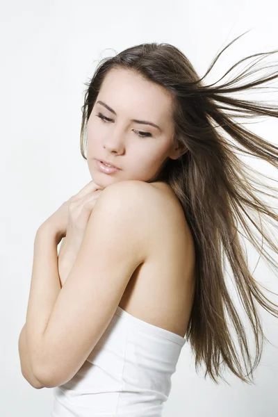 風が髪を持つ女性 — ストック写真