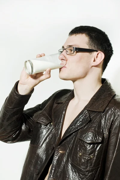 Ung man dricka mjölk — Stockfoto