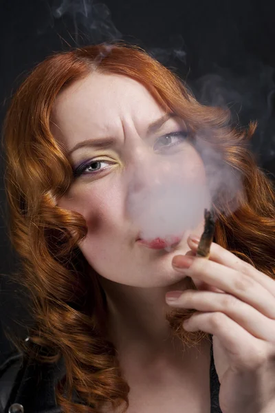 Женщина курит — стоковое фото
