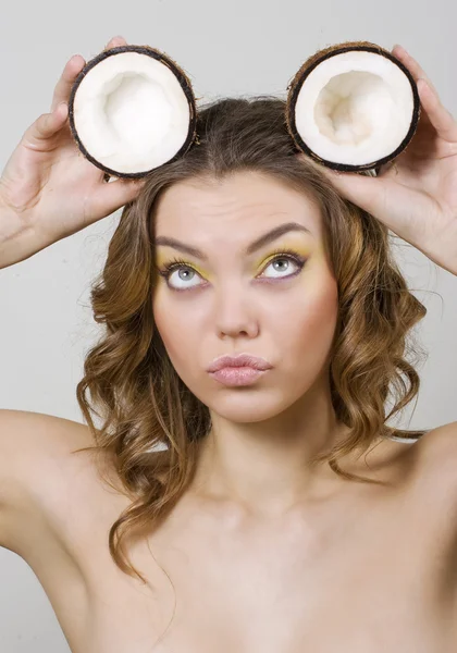 Mooi meisje met kokos — Stockfoto
