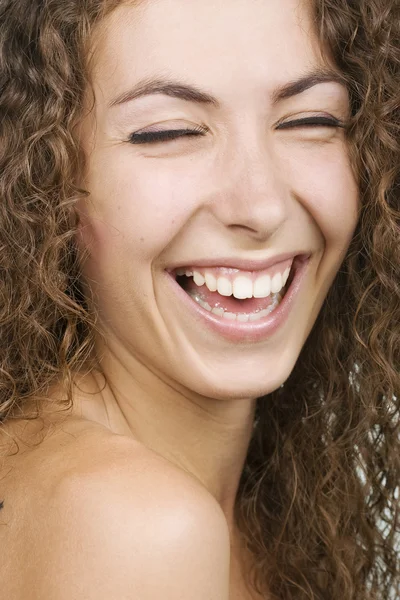 Piękna dziewczyna śmiejąc się — Zdjęcie stockowe