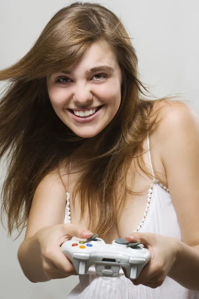 女の子はビデオゲームをプレイ — ストック写真