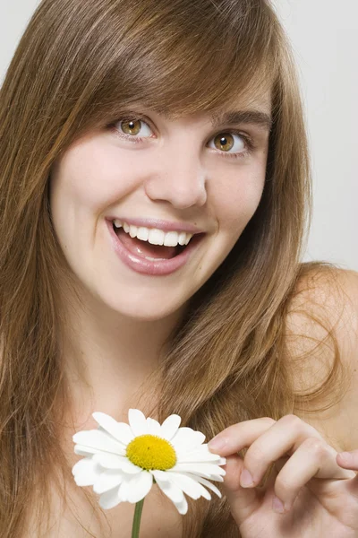 Woman with camomile — Stock Photo, Image