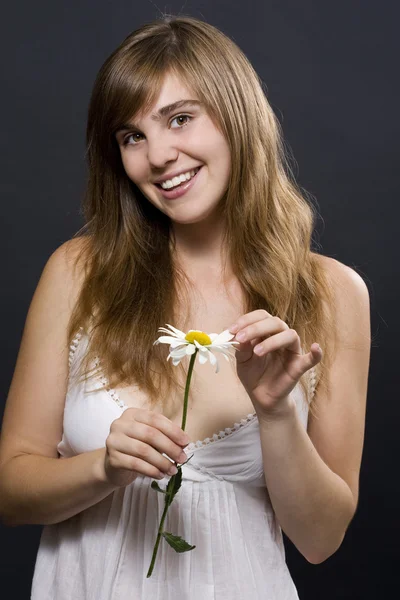 Woman with camomile — Stock Photo, Image