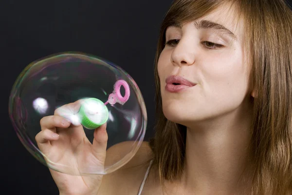 Žena dělat bubliny — Stock fotografie