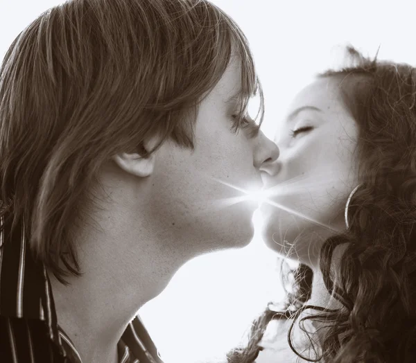 Közeli kép: a fiatal pár csókolózás egymást — Stock Fotó