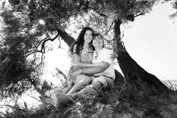 Para na wyspie pod drzewem — Zdjęcie stockowe
