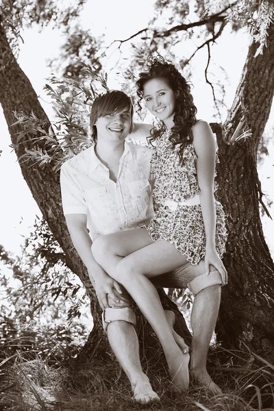 Ευτυχισμένο ζευγάρι κάτω από το δέντρο. — Φωτογραφία Αρχείου
