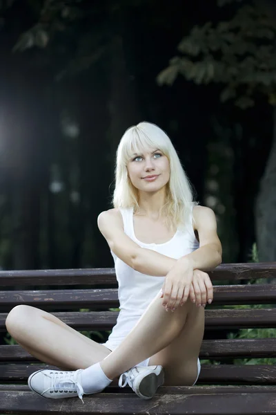 Ung kvinna på bänken — Stockfoto