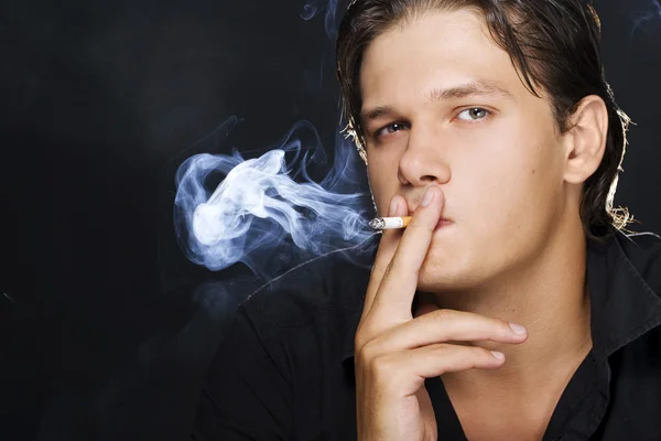 Mann raucht eine Zigarette — Stockfoto