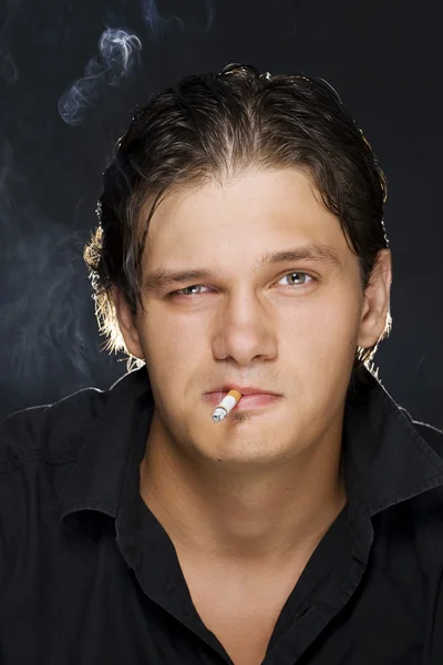 Homem fumando um cigarro — Fotografia de Stock