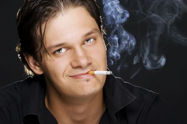 Hombre fumando un cigarrillo —  Fotos de Stock