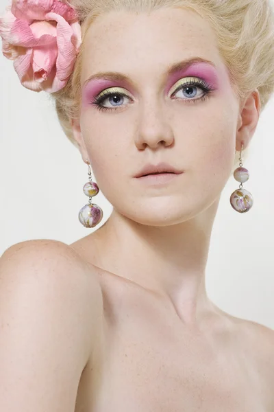 Giovane donna con elegante make-up — Foto Stock