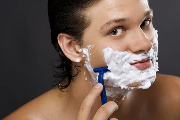 Pohledný muž, holení — Stock fotografie