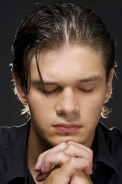 Νεαρός άνδρας που προσεύχεται — Φωτογραφία Αρχείου