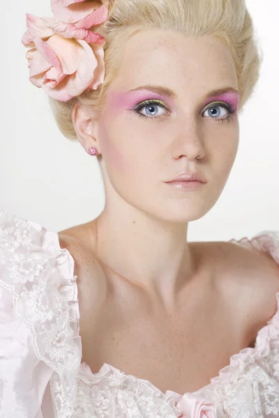 Mujer joven con un maquillaje elegante — Foto de Stock