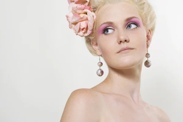 Mujer joven con un maquillaje elegante —  Fotos de Stock
