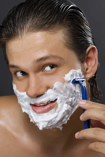 Yakışıklı erkek tıraş — Stok fotoğraf