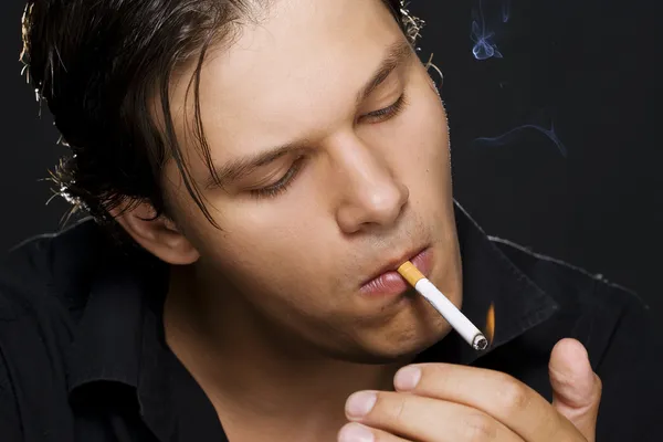 Mann raucht eine Zigarette — Stockfoto
