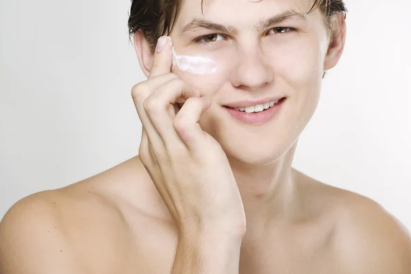 Hombre guapo aplicando crema —  Fotos de Stock