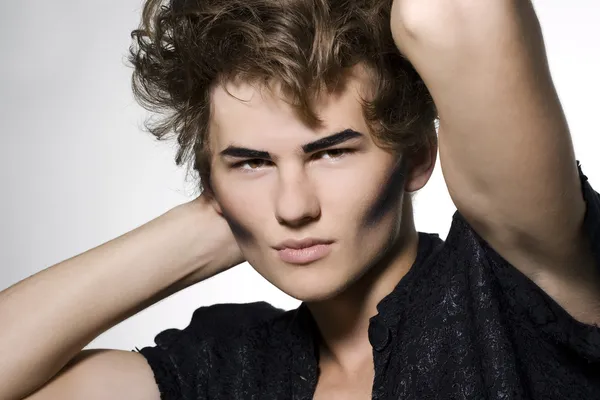 Modelo de moda masculina com maquiagem elegante — Fotografia de Stock