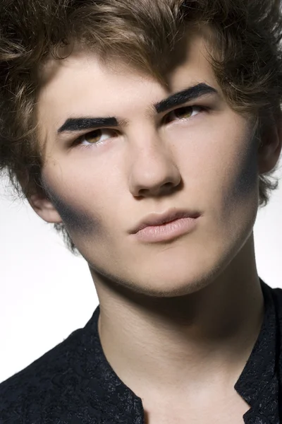 Männliche Mode-Modell mit stilvollem Make-up — Stockfoto